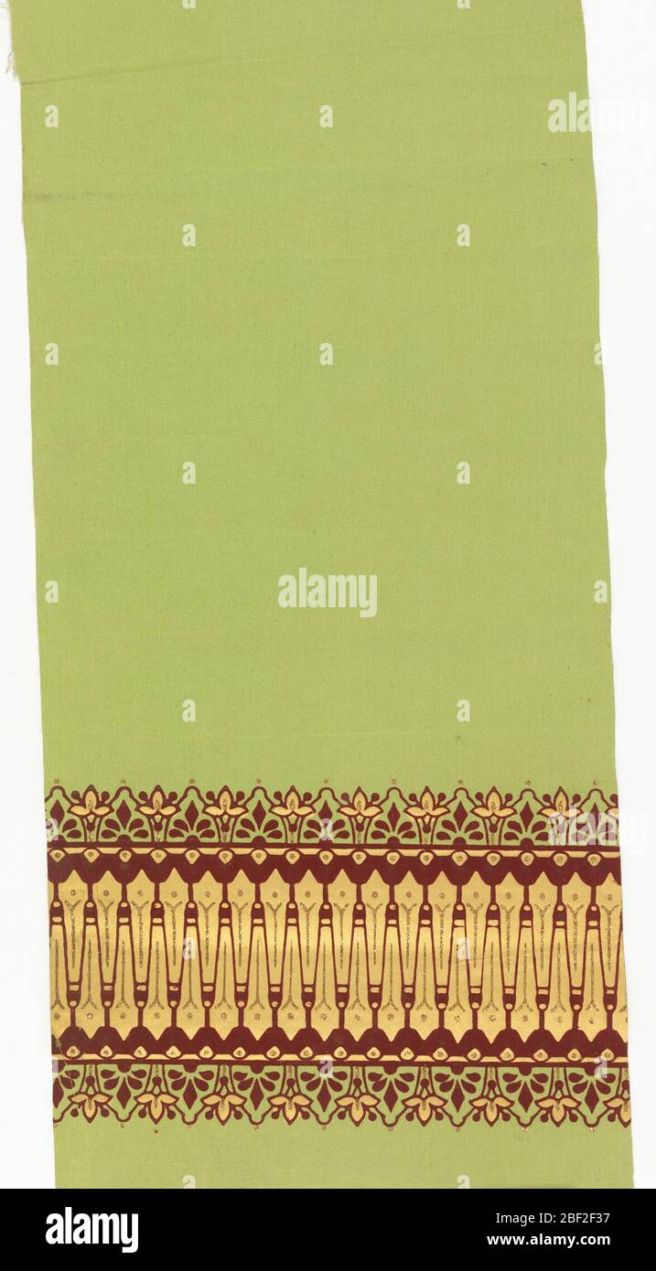 Tendina parasole. Stampato in oro, fiocchi di borgogna e scaglie di mica d'oro. Ampia banda d'oro sul bordo inferiore. Sovrastampato con floccato che crea forme spiky, ognuna evidenziata con scaglie di mica. Fascia di motivi floreali stilizzati che si alternano ad antemi sia sopra che sotto. Foto Stock