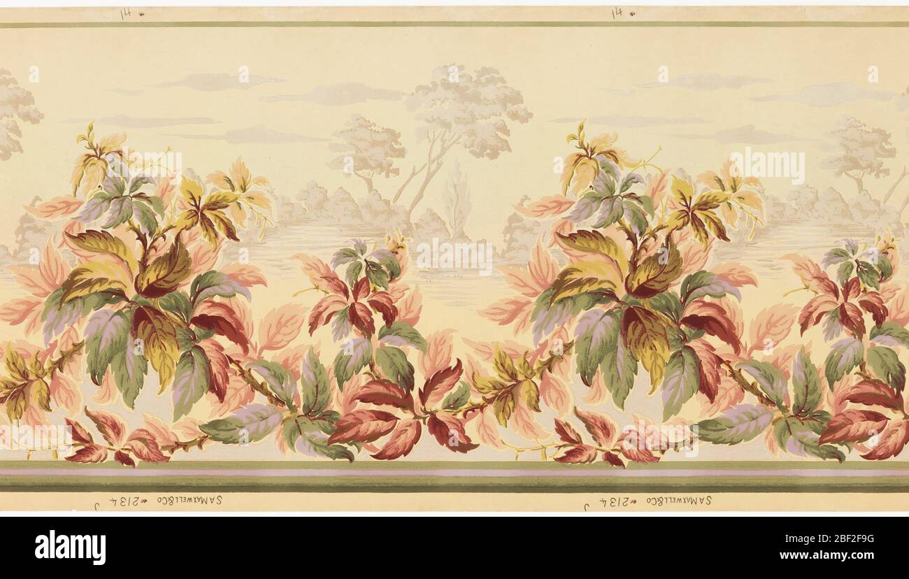 Fregio. Primo piano contiene un cespuglio più grande fogliato o pianta alternandosi con una pianta più piccola. Lo sfondo contiene una scena paesaggistica con alberi e nuvole stampati in formato grisaille o ombra. Foto Stock