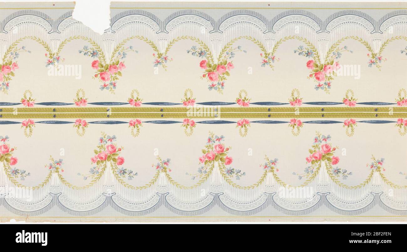 Bordo. Due bordi stampati lungo la larghezza, la metà superiore e inferiore sono immagini speculari. Un'andana di drappeggio è fatta di linee blu sottili ripetute, poi dentini ripetuti, poi piccoli punti blu simulando frange. Foto Stock