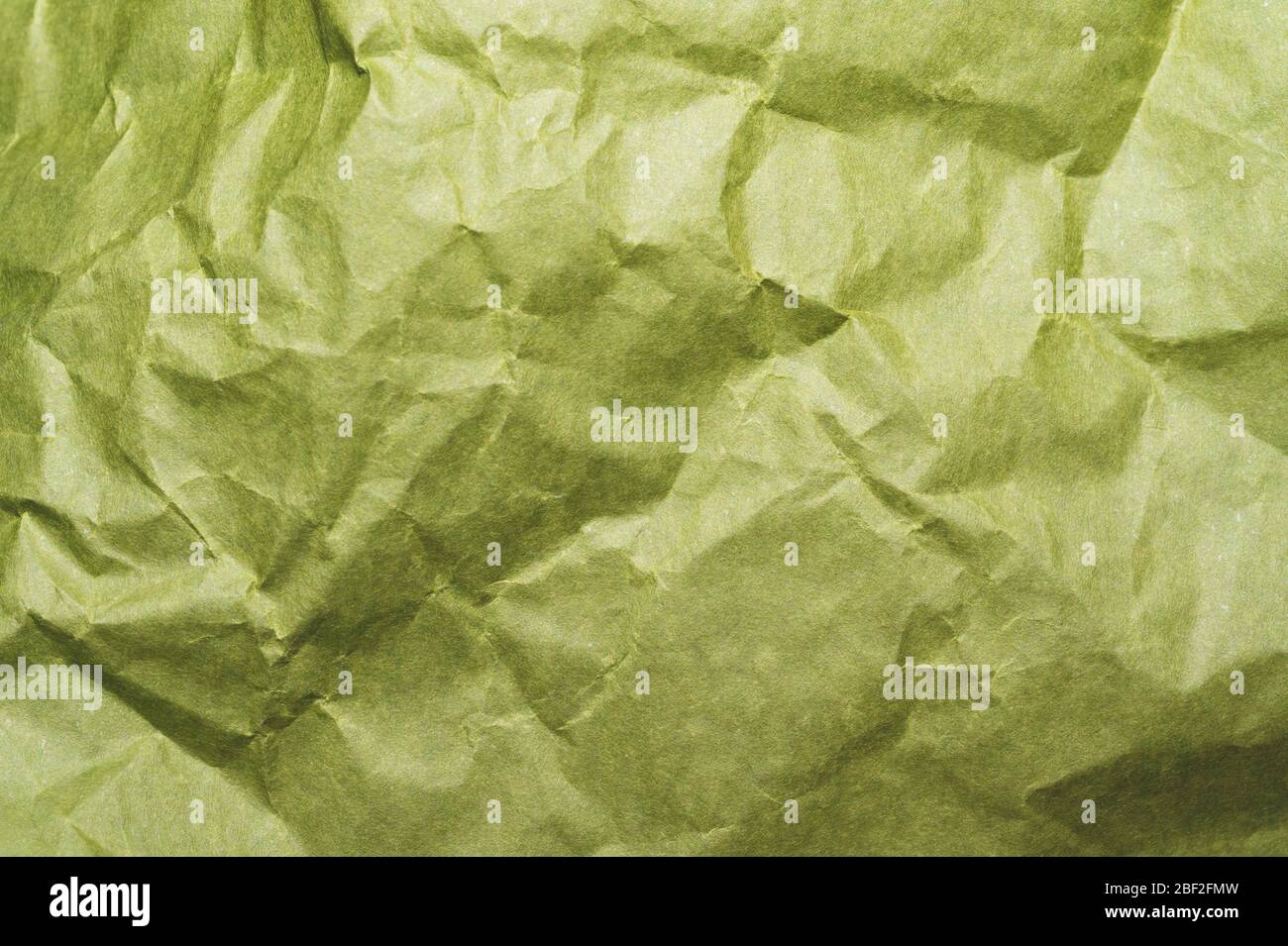 Carta verde sbriciolata da vicino. Carta kraft con pieghe Foto Stock