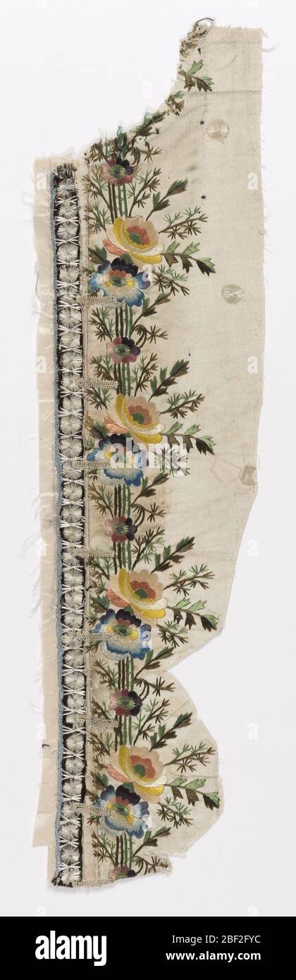 Frammenti di gilet. Due frammenti della parte centrale superiore di un gilet ricamato. Il disegno ha fiori e foglie con un pezzo che contiene i bottonholes. Foto Stock