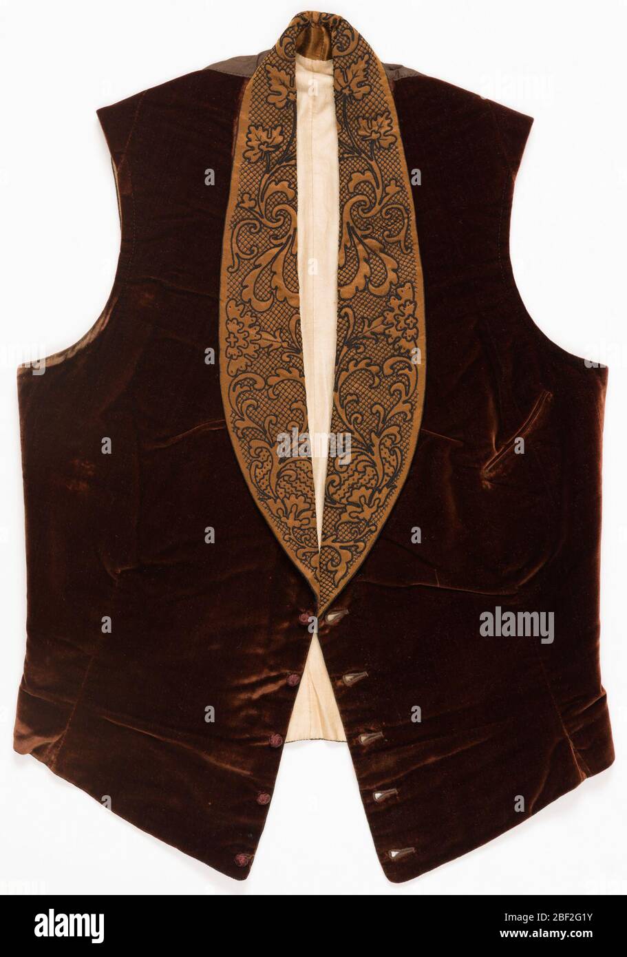 Gilet. Gilet marrone con fodera in cotone e dorso in seta. Revers e colletto in raso marrone con ricamo floreale nero. Foto Stock