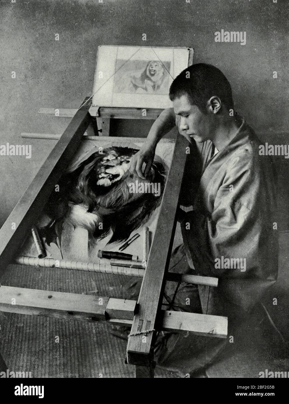 Il ricamatore in Giappone, circa 1910 Foto Stock