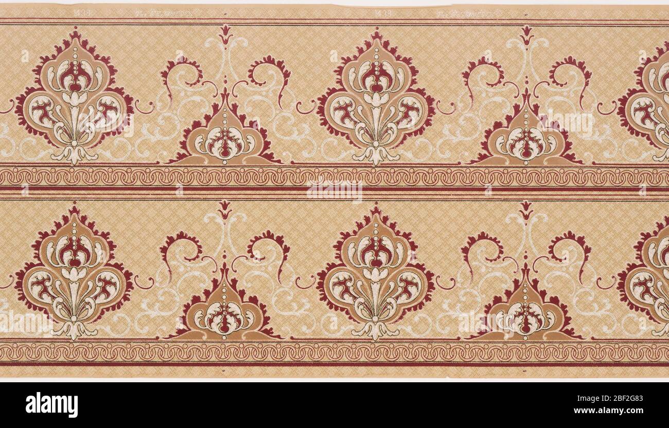 Fregio. Alternando arabeschi o medaglioni rotondi grandi e piccoli, con rotoli. Stampato in rosa scuro e chiaro e bianco su tessuto-come terra. Due bordi stampati in larghezza. Foto Stock