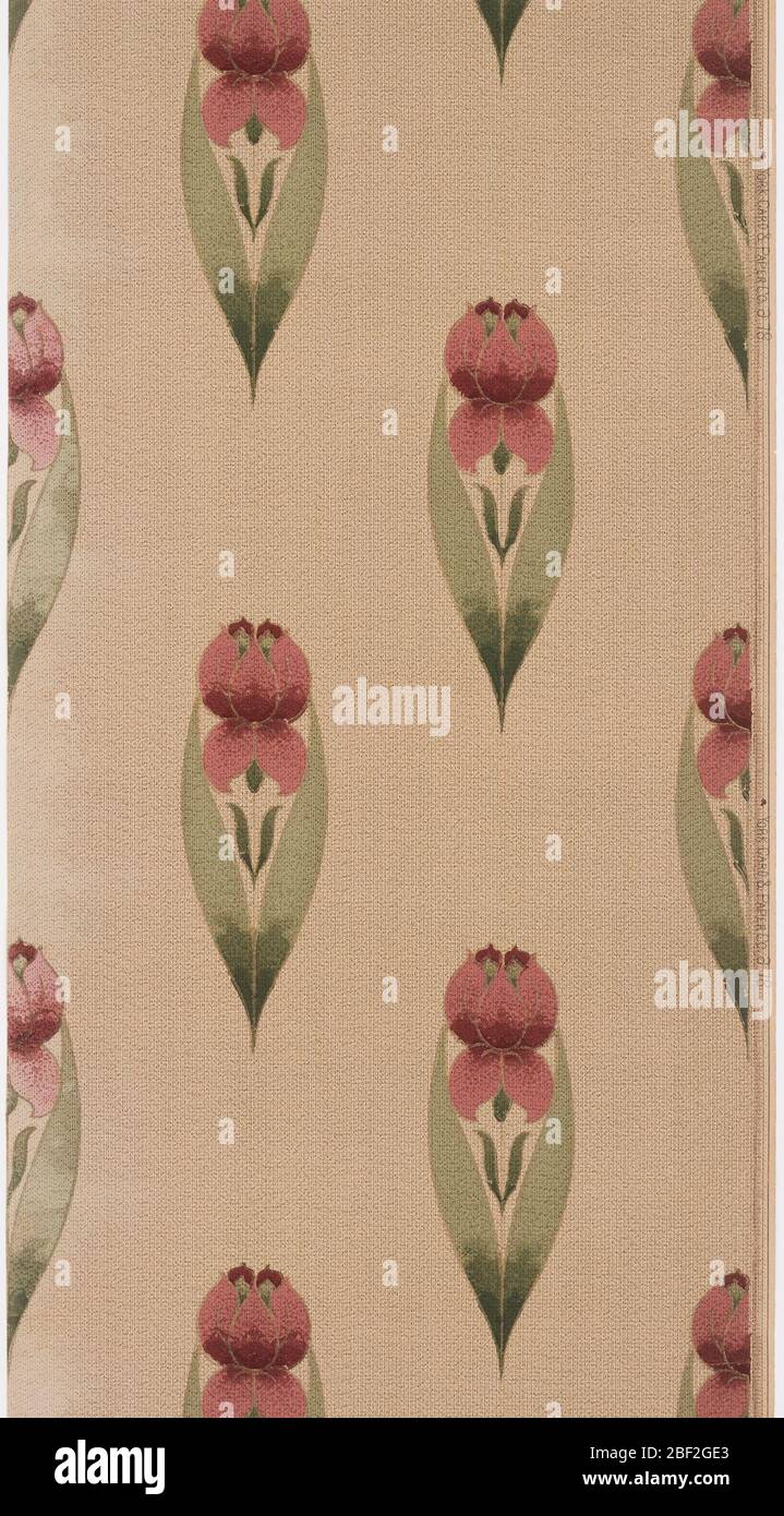 Parete laterale. Motivo ripetuto di un fiore molto stilizzato, forse un tulipano. Un grande fiore rosso è quasi racchiuso all'interno di due foglie a forbice. Stampato su sfondo simulando tessuto. Foto Stock