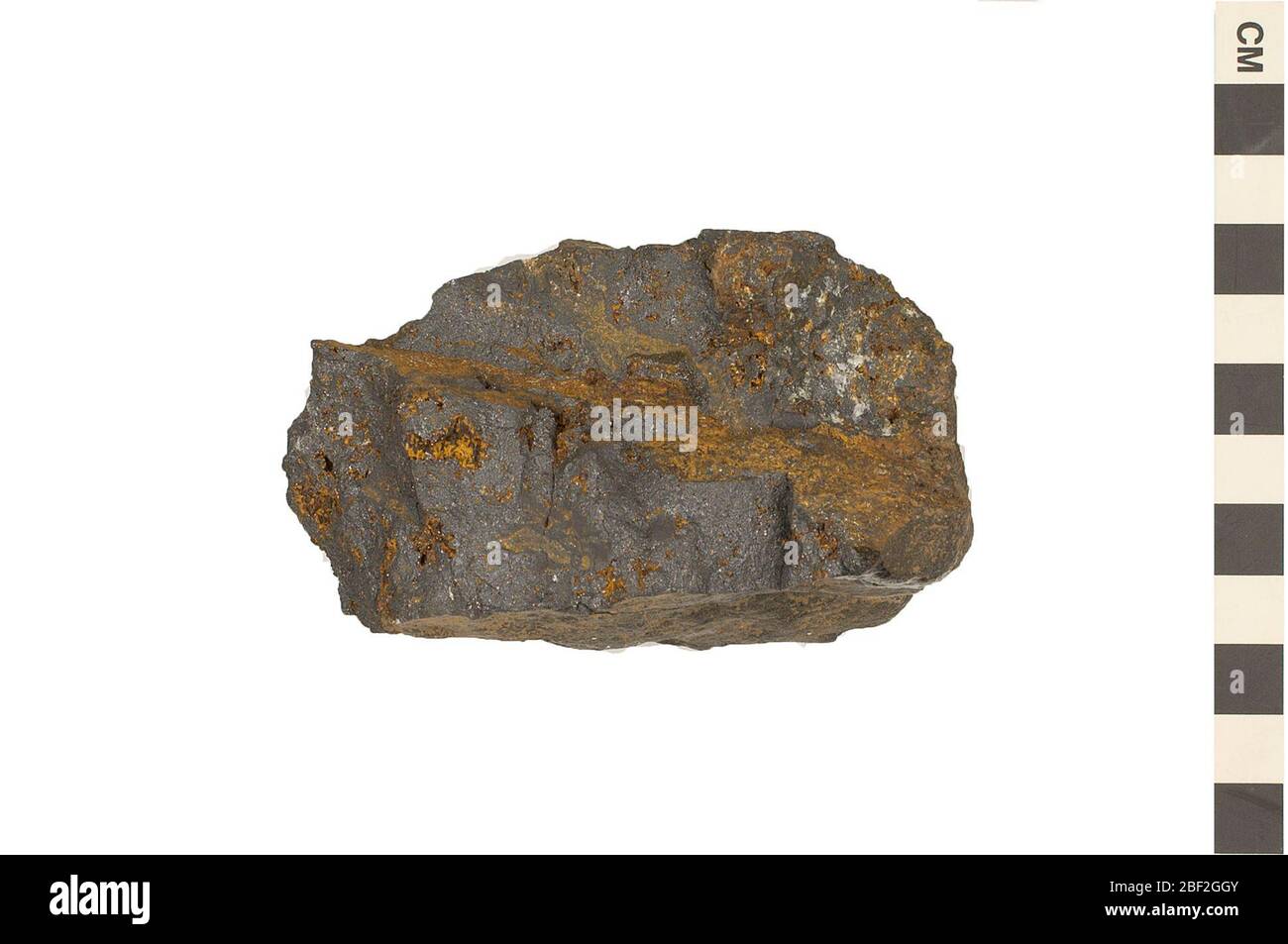 Ossido minerale magnetite. Questo oggetto fa parte della collezione Education and Outreach, alcuni dei quali sono nel centro di formazione scientifica Q?rius e disponibili per vedere.questo minerale è magnetite (un minerale di ossido). È magnetico. E' principalmente grigio scuro e arancione. Foto Stock