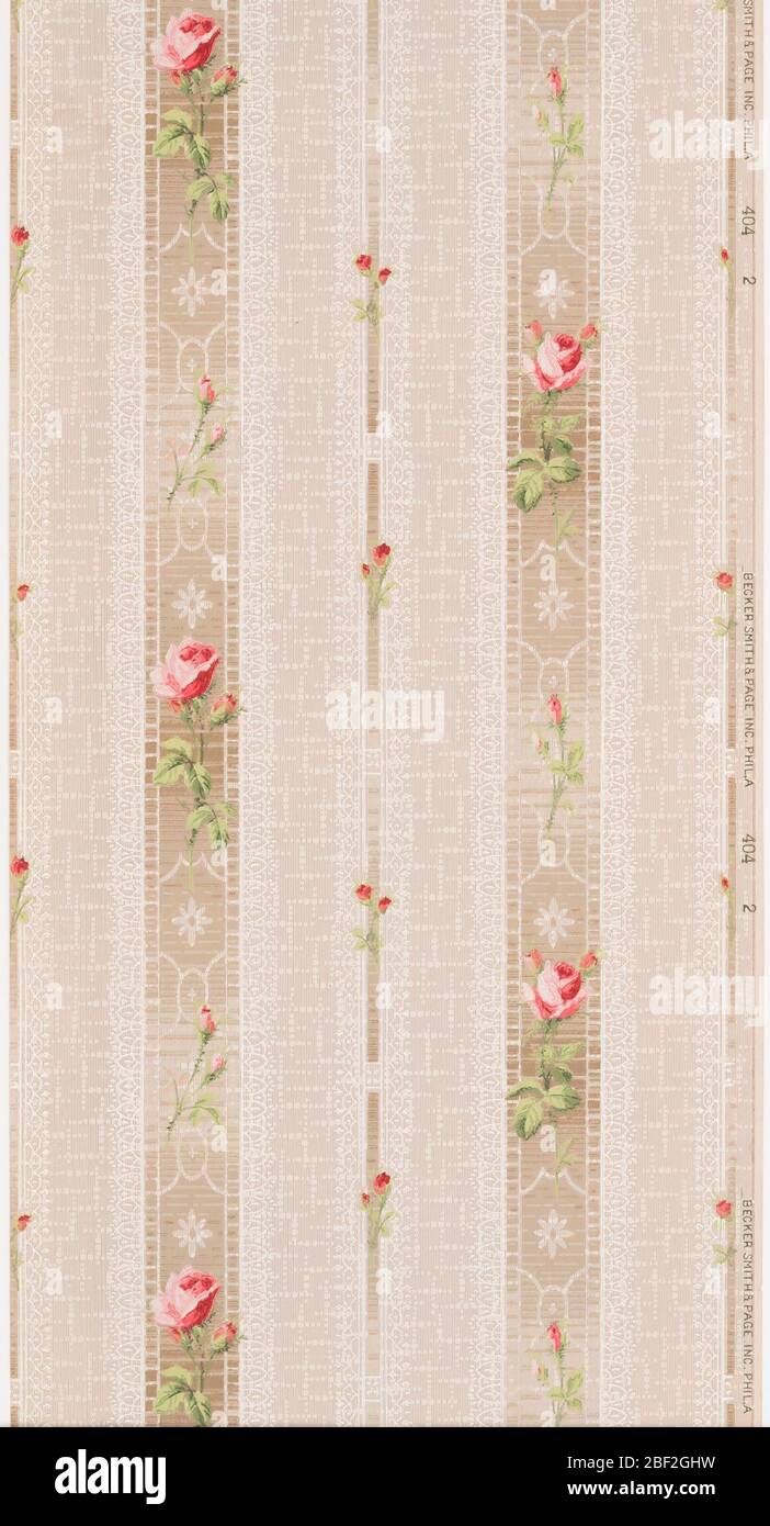 Parete laterale. Motivo a strisce floreali, con fascia di rose rosse sui gambi alternate a bande in pizzo simulato. Piccole gemme rosse di rosa appaiono al centro delle fasce di pizzo. Foto Stock