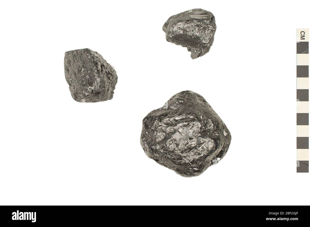 Elemento nativo grafite. Questo oggetto fa parte della collezione Education and Outreach, alcuni dei quali sono nel centro di formazione scientifica Q?rius e disponibili per vedere.questi minerali sono grafite, un minerale di elemento nativo. La grafite è una forma cristallina e un allotropo di carbonio. Foto Stock
