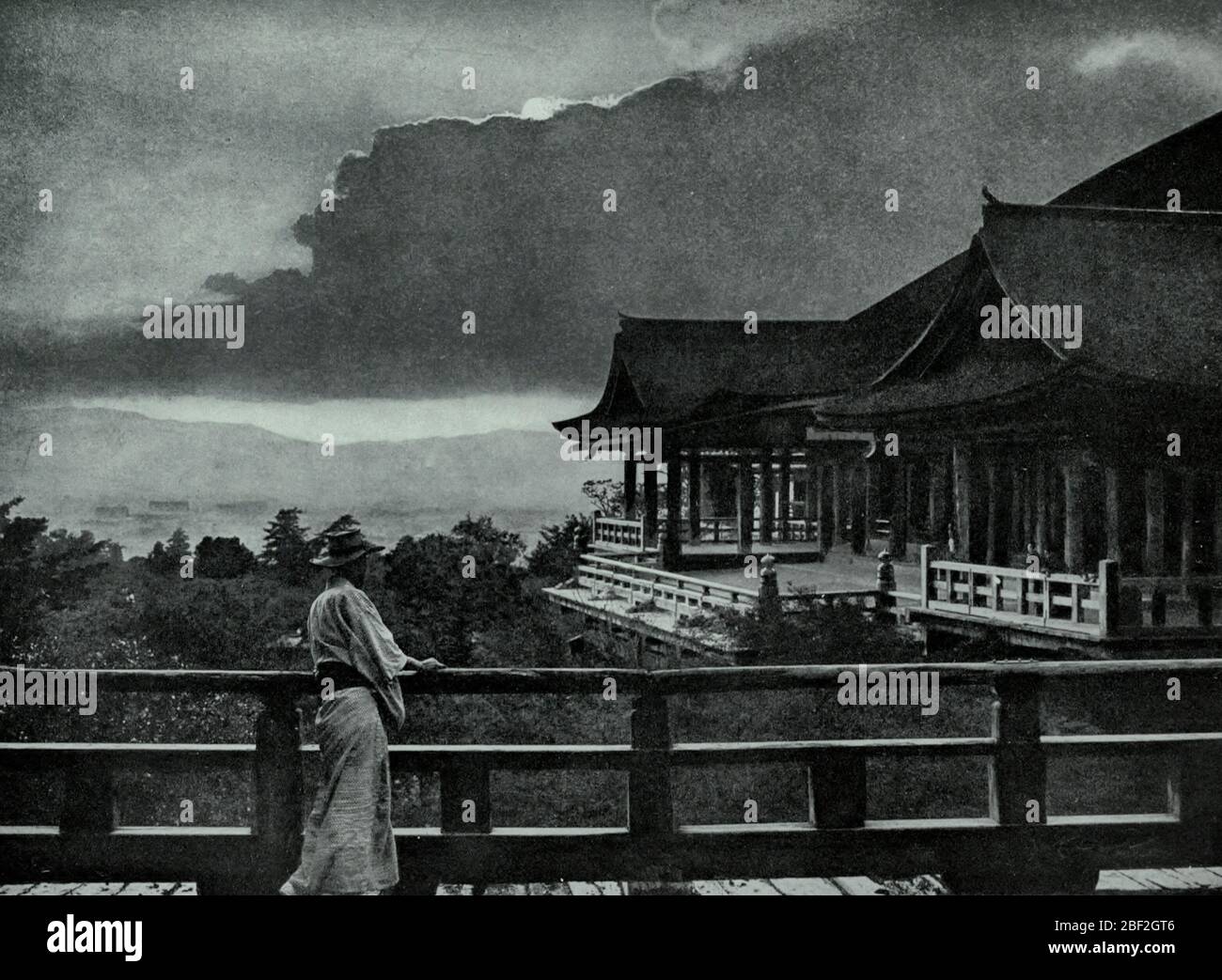 Moonlight a Kiyomizu-Dera, Giappone, circa 1910 Foto Stock