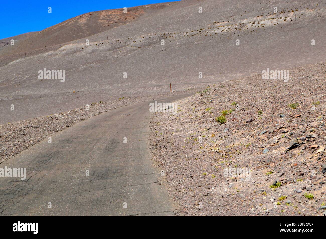 Pericoloso sentiero di discesa da Chuculaqui a Caipe. Salta, Argentina Foto Stock