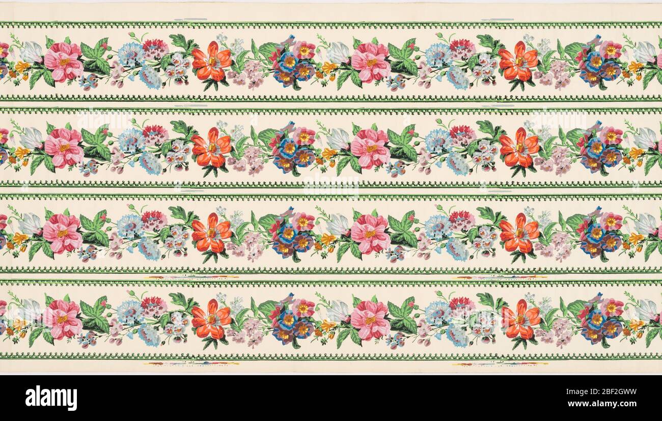 Bordo. Stampato quattro bordi attraverso la larghezza; Garlands floreali di bottoni di bachelor, dolce william, rosa rugos su satin terra crema con banda verde stile gotico a entrambi i bordi. Foto Stock