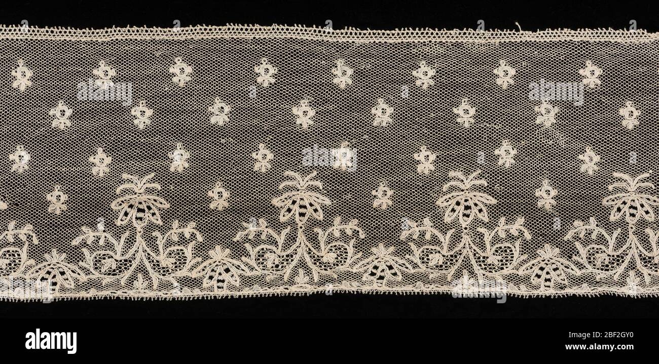 Bordo. Bordo diritto del merletto di Mechlin con un disegno di gemme spruzzate sul campo, e un bordo di ornamento convenzionalizzato. Foto Stock