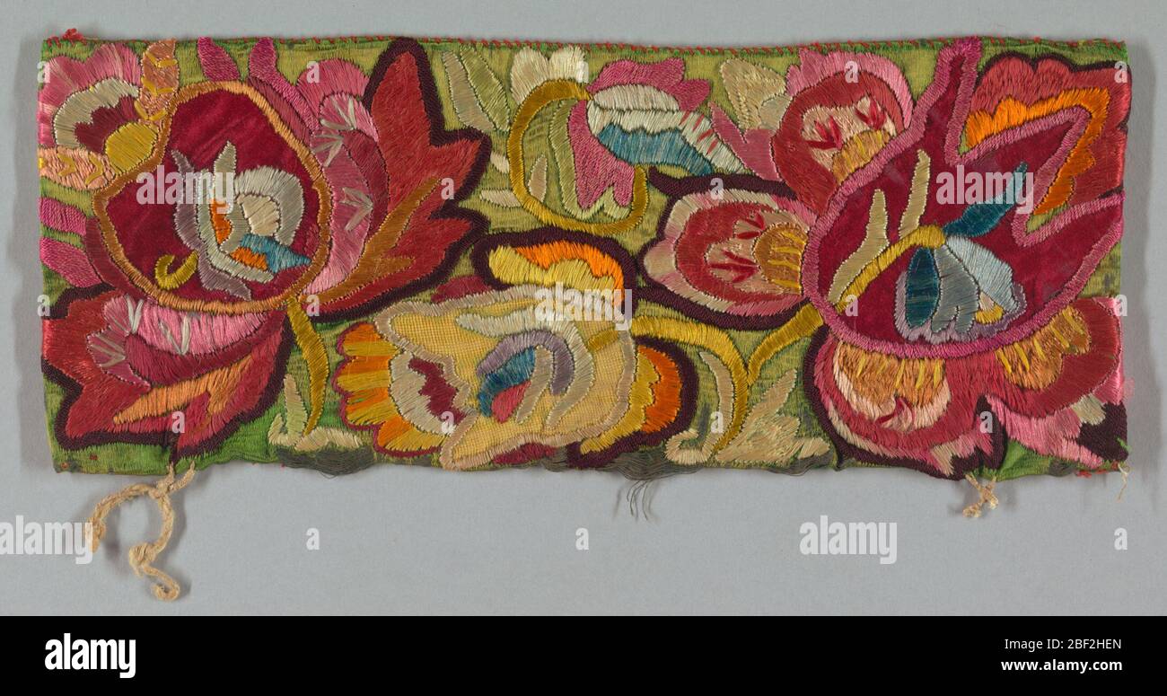 Decorazione manica. Decorazione manica in raso rosso e verde ricamato con motivo su larga scala di fiori stilizzati in sete dai colori vivaci. Lavorato a punto satinato e rivestito in cotone. Foto Stock