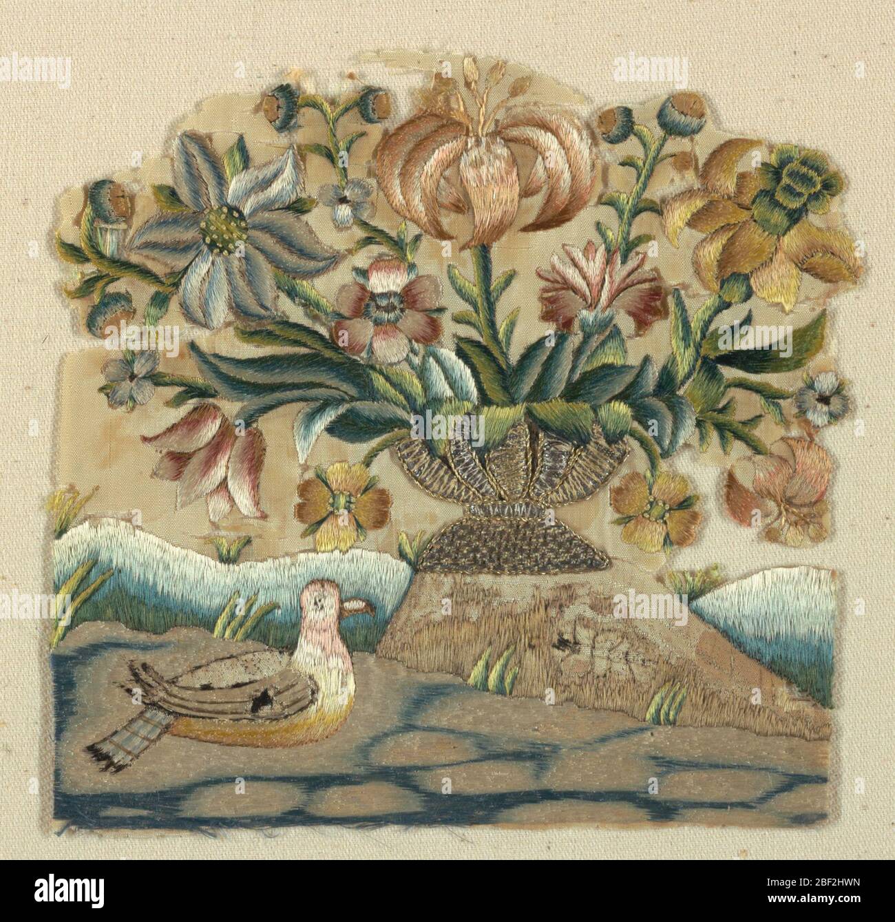 Frammento. Frammento raffigurante un vaso di fiori poggiato a terra con un uccello in primo piano. Foto Stock Frammento. Frammento raffigurante un vaso di fiori poggiato a terra con un uccello in primo piano. Foto Stock