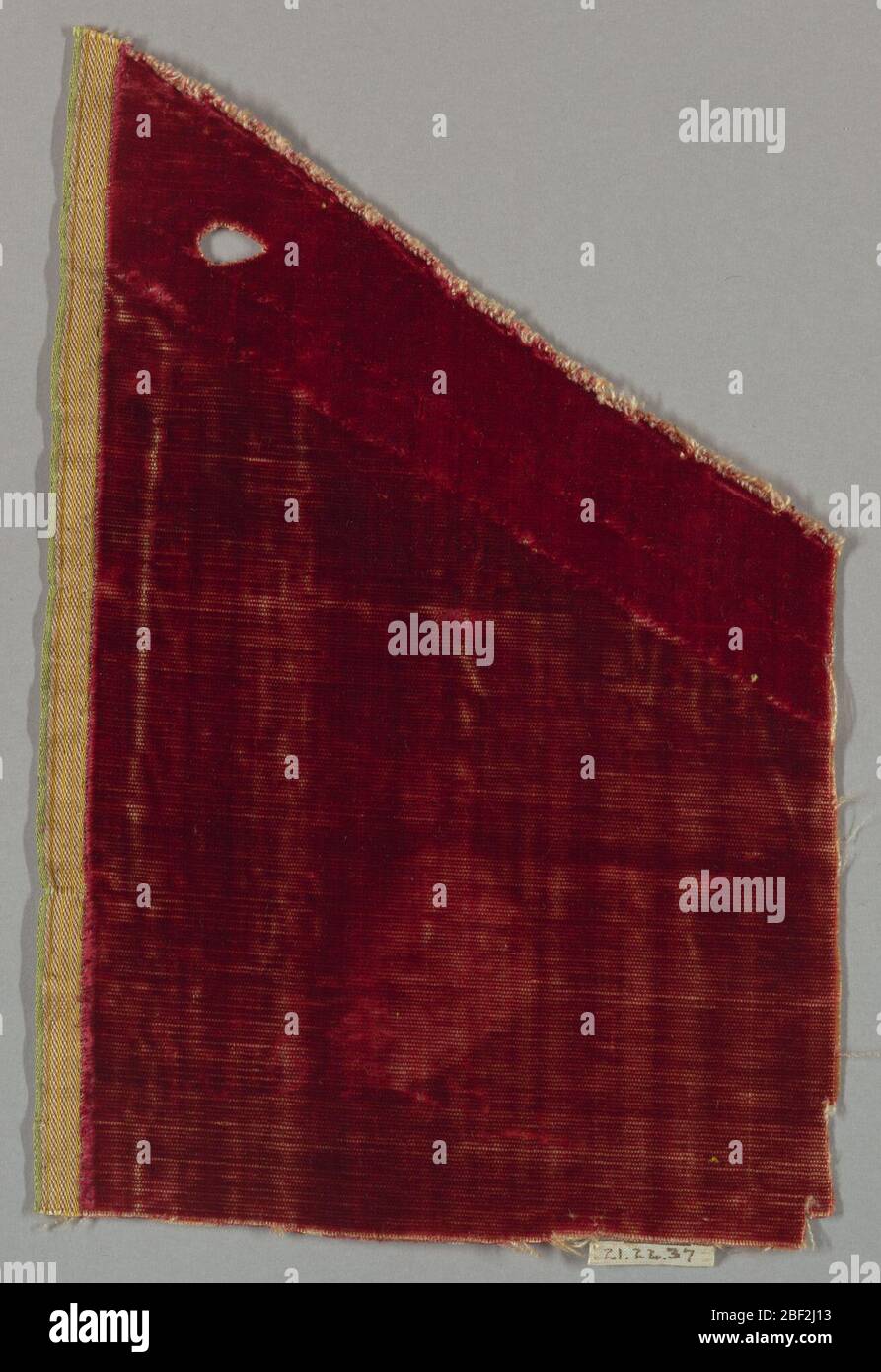 Frammento. Frammento di velluto tagliato rosso. Foto Stock