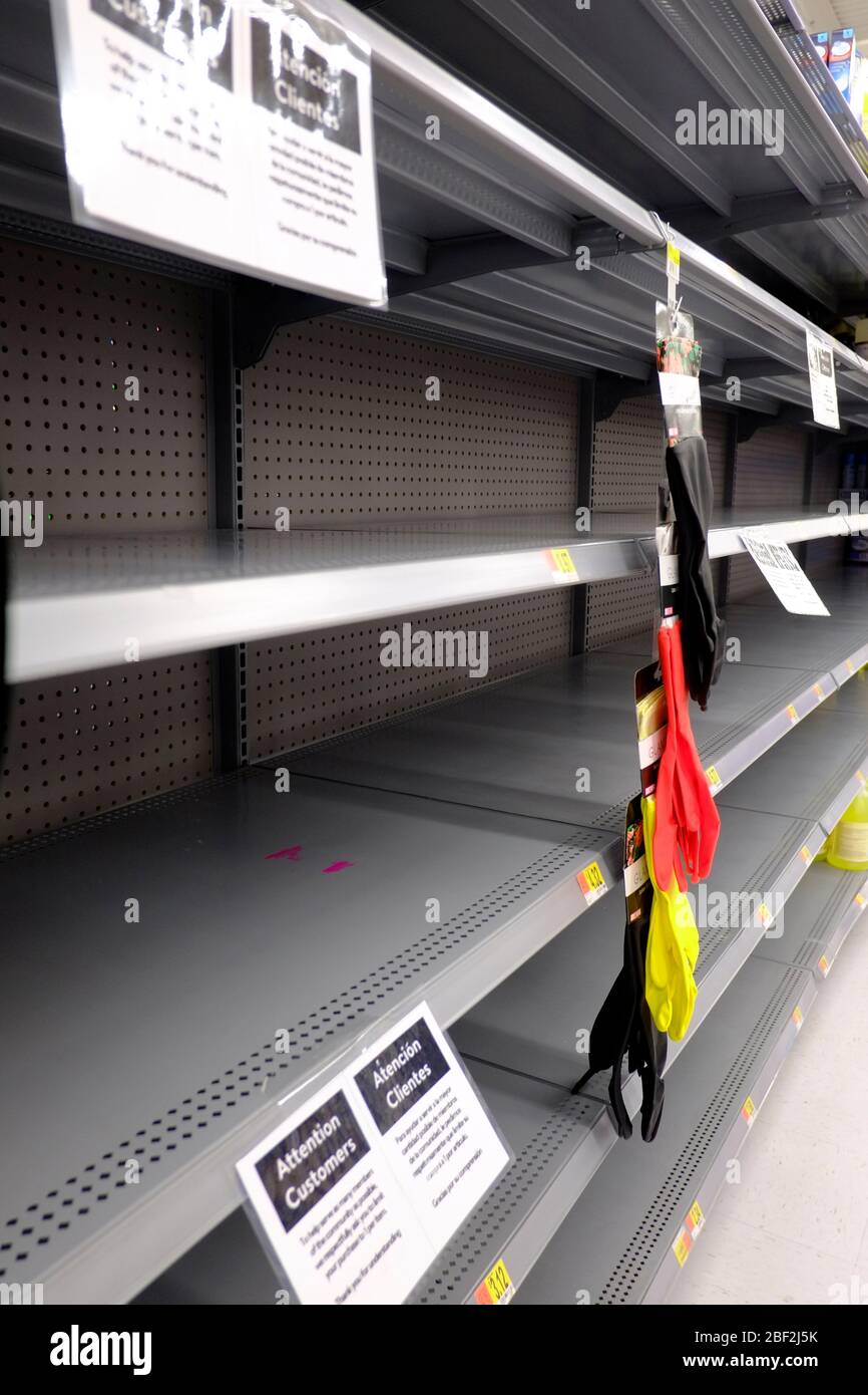 Scaffali vuoti per supermercati durante la pandemia Covid-19 Foto Stock