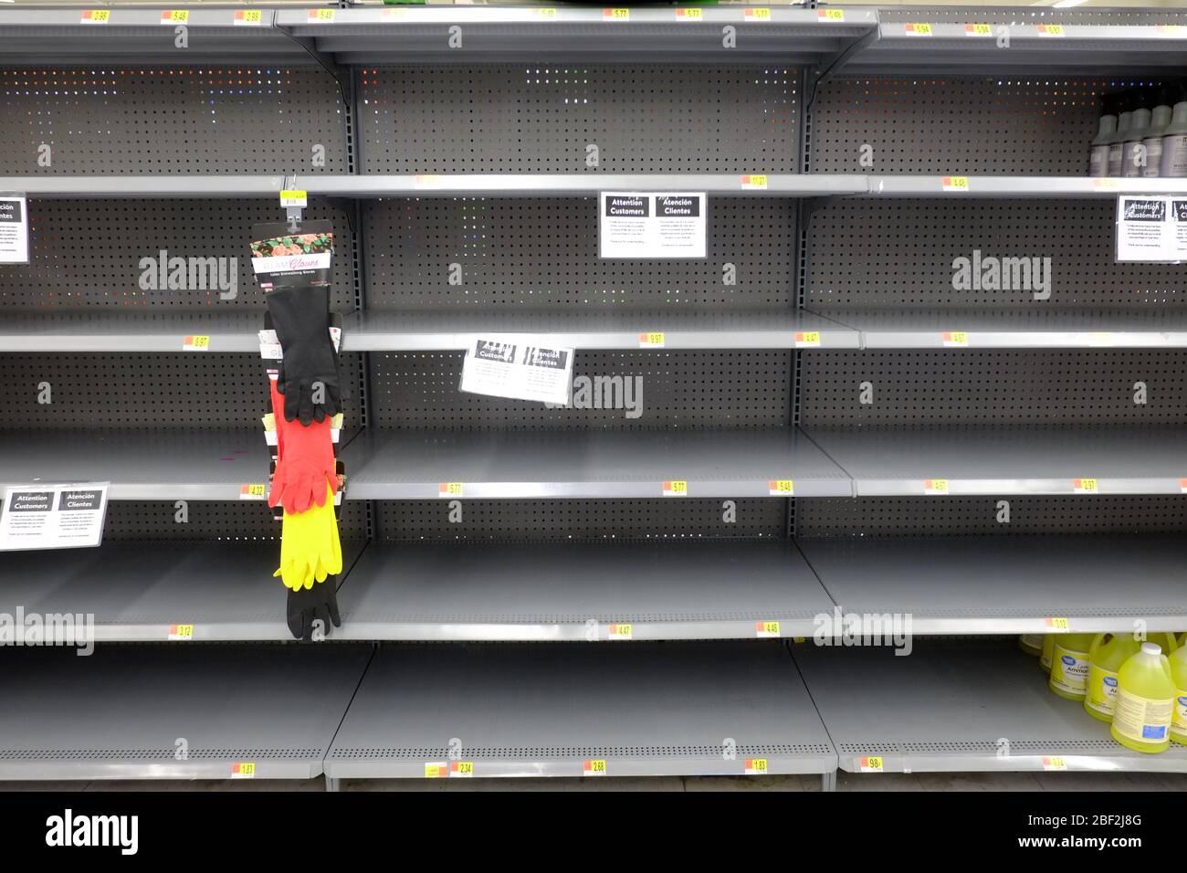 Scaffali vuoti per supermercati durante la pandemia Covid-19 Foto Stock