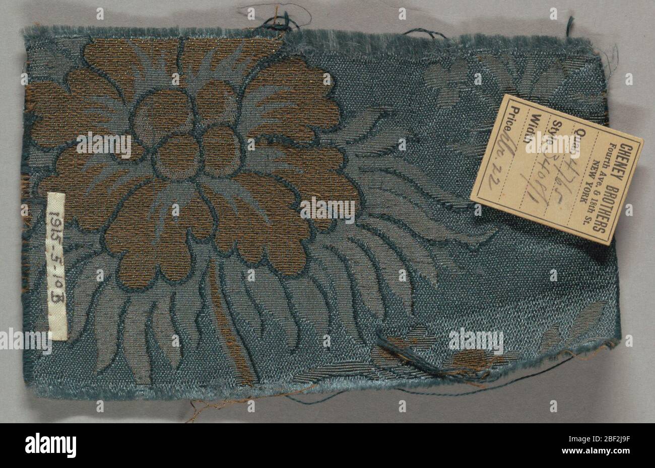 Campione. Tessuti di riproduzione ispirati ad un esempio francese del XVIII secolo nella collezione del Cooper Union Museum. Il design ha figure in costume cinese pesca in una piccola barca con ninfee e altre piante su un terreno blu. Foto Stock