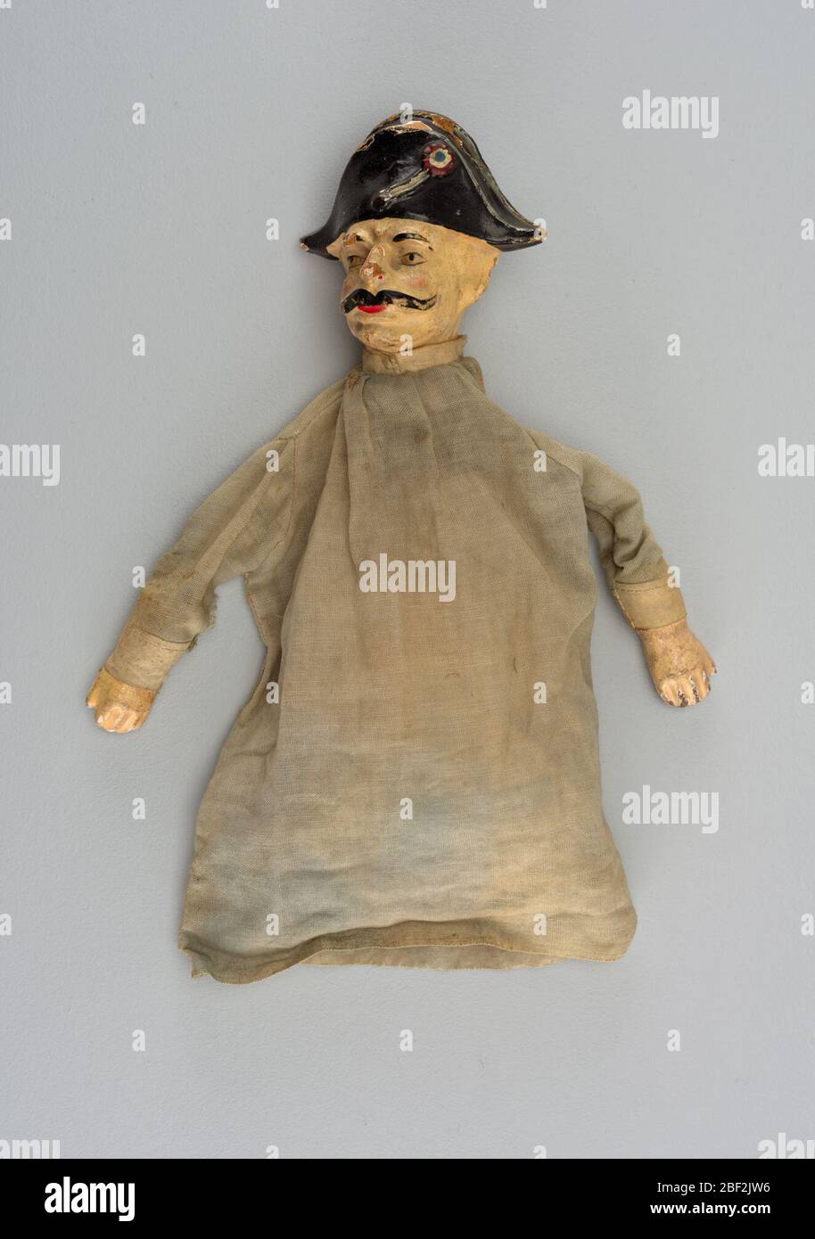 Pupazzo. Cappello nero con cockade tricolore e lungo baffi neri. Camicia in flanella di cotone blu con colletto e polsini bianchi. Foto Stock