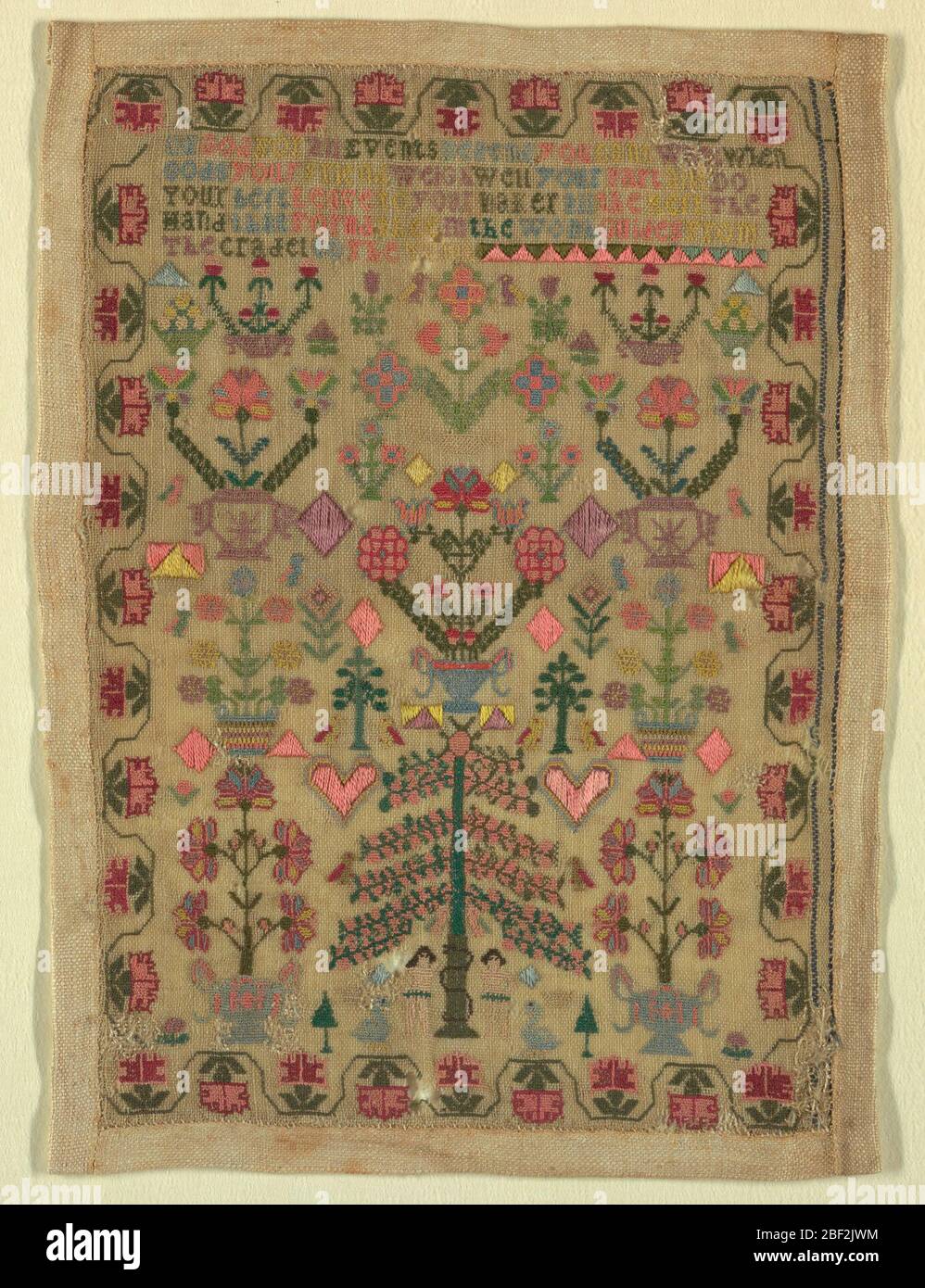 Campionatore. In basso al centro, Adamo ed Eva sono affiancati da un grande albero. Direttamente sopra l'albero è un cesto di fiori. Su entrambi i lati, le urne con alberi da fiore, ricamate in colori brillanti, sono simmetricamente disposte per coprire completamente il terreno. Foto Stock