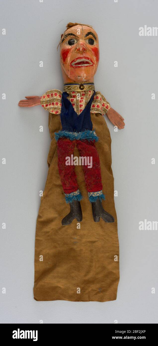 Toby. Testa con naso al sole con guance rosse e bocca aperta. Capelli crespati. Camicia stampata, giubbotto blu, pantaloni rossi, stivali neri. Frangia blu alle caviglie e alla vita. Colletto a scorrimento blu, bianco e oro. Foto Stock