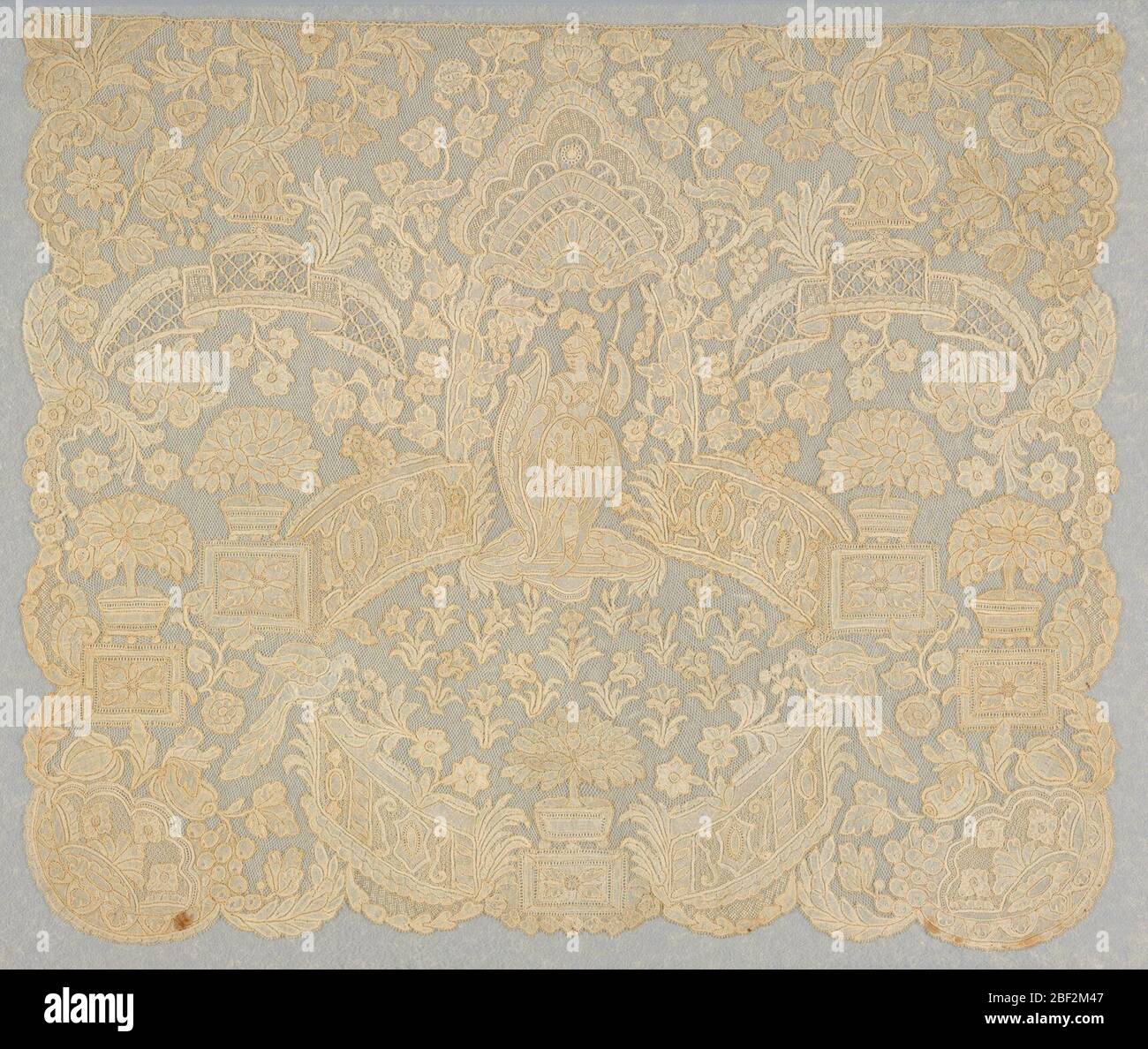 Cravat fine. Al centro del cravat fine è una figura di Minerva sotto una tettoia all'interno di giardino simmetrico tulipano impostazione di balaustre, finiali intrecciati da ghirlande floreali e in piedi su basi trellisswork arcuate. Foto Stock