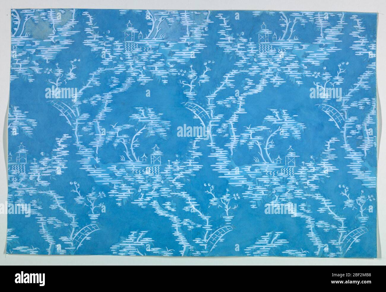 Disegno per un Chinoiserie Wallpaper. Piccole isole con padiglioni cinesi rustici e porzione di ponte ad arco, con sovrapposizioni di linee orizzontali parallele bianche completano il progetto. Foto Stock