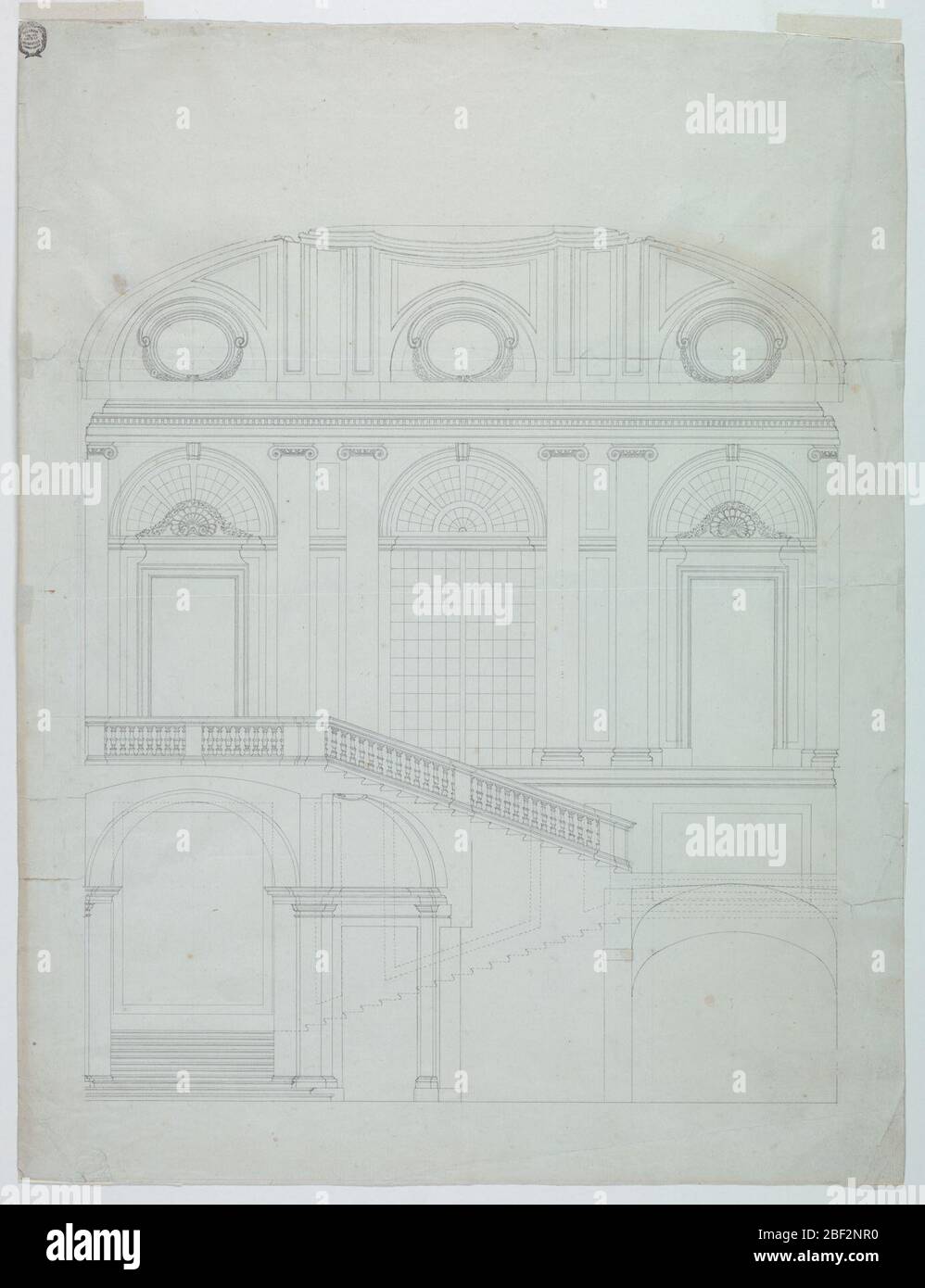 Design per Scalone della Corte Palazzo reale o Ducale Milano. Disegno architettonico in formato verticale. L'edificio raffigurato è a due piani. Nel piano superiore è una finestra tra due porte tutte con frontespizi con vetri; l'entablatura è sostenuta da pilastri. Il soffitto è a volta. Foto Stock