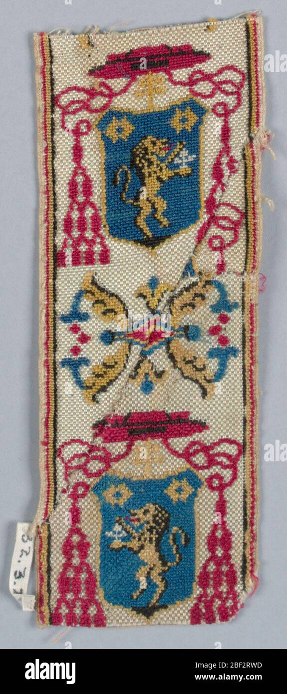 Rifilatura livrea. Rifilatura per livrea con un disegno di cappello ecclesiastico sullo scudo che mostra il rampone di leone alternandosi con ornamento di fiori convenzionalizzati. In rosso, blu e giallo su terreno bianco. Foto Stock