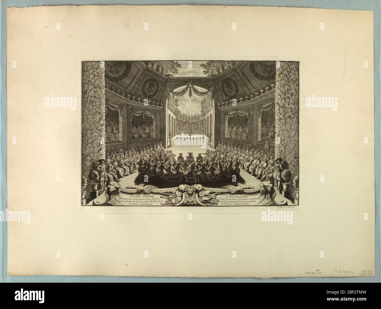 Concerto all'aperto dei Chateau Gardens. Rettangolo orizzontale: In primo piano una bandiera e sopra e ai lati, il pubblico circondato da nicchie pareti. Al centro, il palco. Oltre, una fontana e statuario. Foto Stock