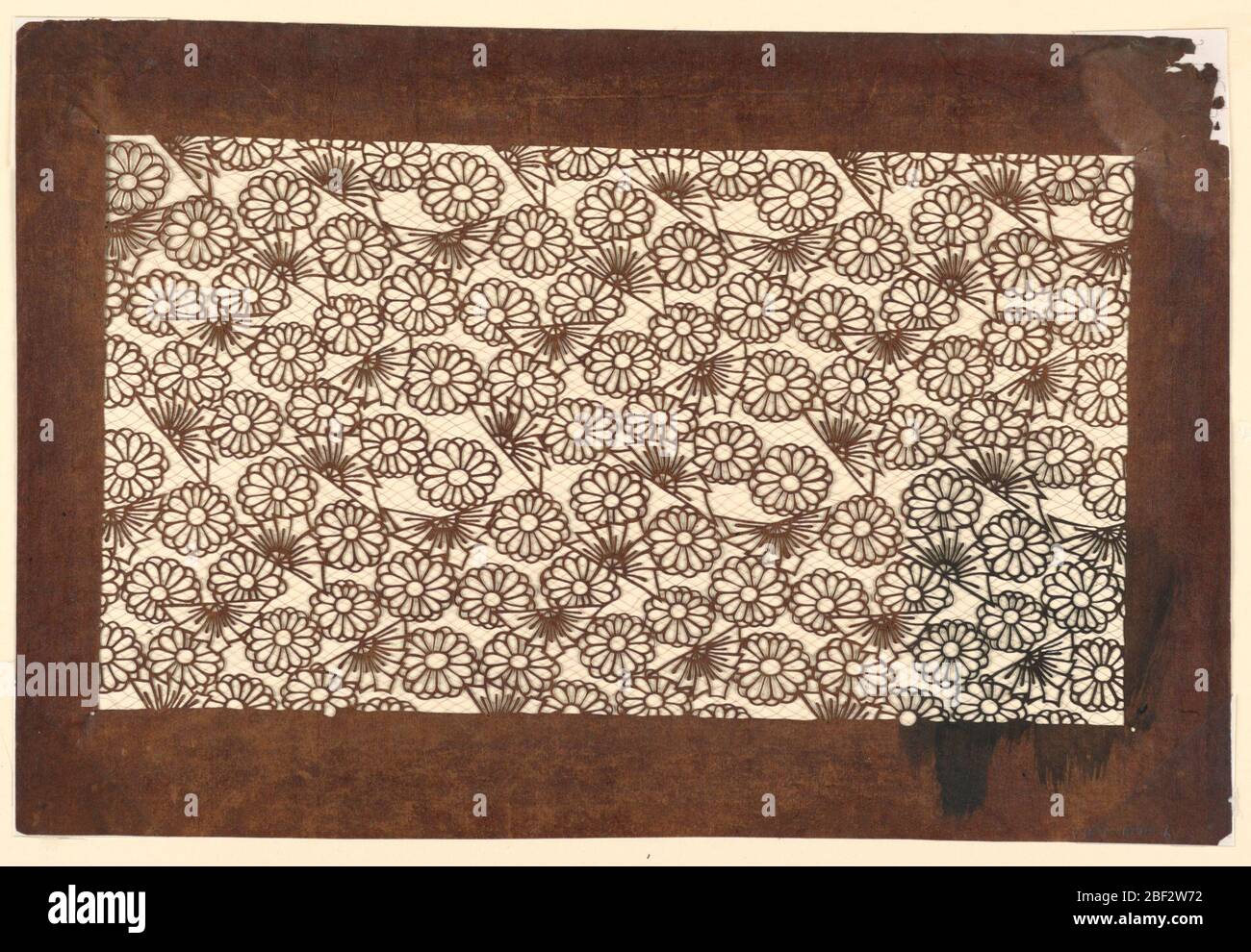 Crisantemi e fan. Questo motivo è stato creato da silhouette di crisantemi e fan. Vengono aggiunti fili di seta per supportare la struttura dello stencil. L'angolo superiore destro dello stencil è stato danneggiato e usurato. Foto Stock