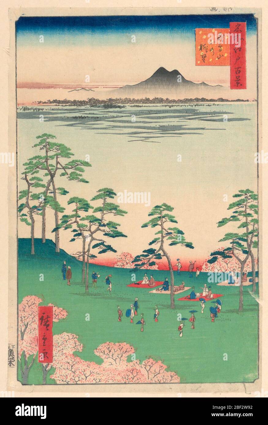 Vista da nord da Askua Hill Askuayama Kita no Chobo dalla Serie cento famose vedute di Edo. Questa scena primaverile mostra molti visitatori che celebrano i fiori di ciliegio facendo un picnic sulle coperte e ammirando i petali rosa. Lo sfondo appena sotto la silhouette del Monte Tsubuka è una risaia. Le ombre grigio chiaro suggeriscono giovani piante di riso crescere. Foto Stock