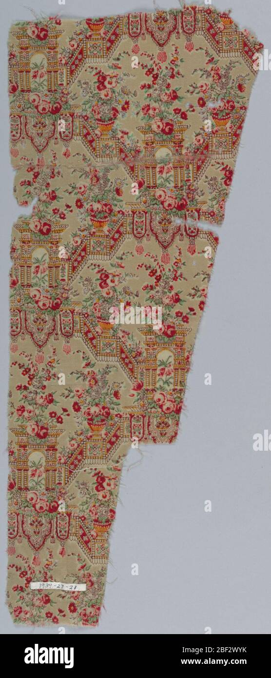 Frammento. Frammento con un modello di caratteristiche architettoniche come un cancello ad arco con pareti di collegamento racchiude cluster floreali di rose. Stampato in rosso, verde, giallo, rosa e lavanda su un terreno beige. Foto Stock