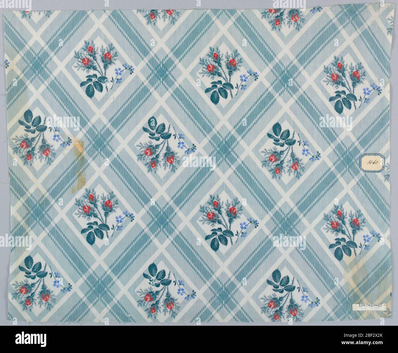 Tessile. molette, stampata in blu, di strisce verticali che formano un grande motivo a diamante; centrando ogni diamante è uno spruzzo di blu Dissimmi-not, tre rosiccioli rossi e foglie blu (una tonalità più scura del colore a terra). Foto Stock