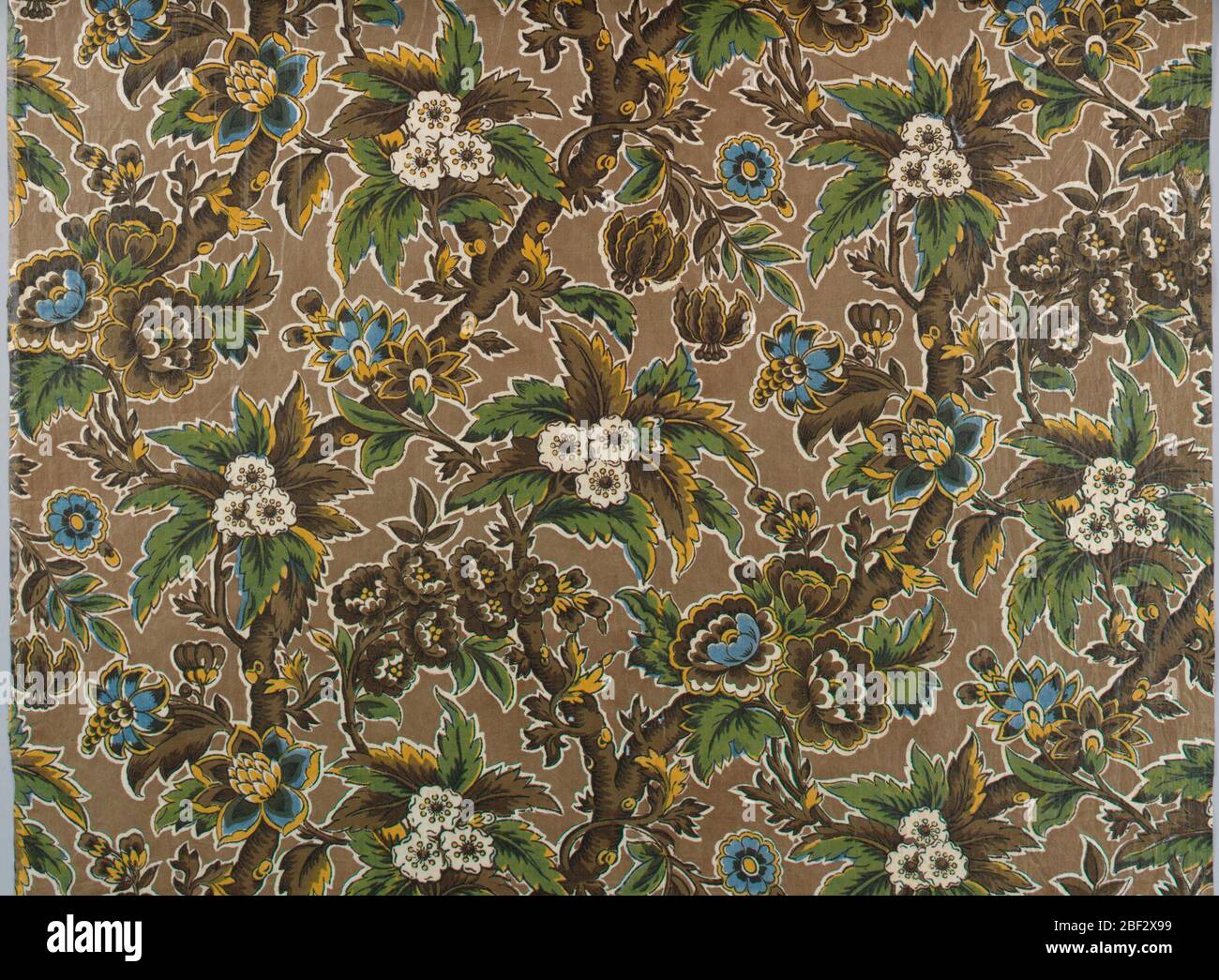 Tessile. Ripetizione a mezza goccia di foglie e fiori su rami diagonali in marrone con sfondo verde marrone. Foto Stock