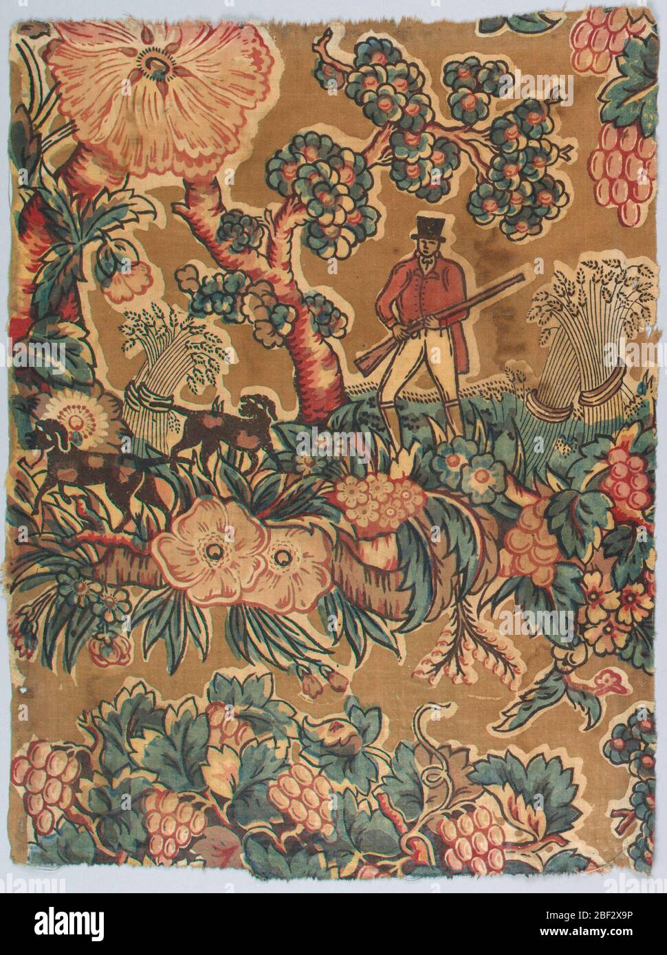Tessile. Frammento che mostra un modello di un cacciatore con due cani in un campo di fiori con carovine di grano sotto un albero fiorito. I colori sono rosso, blu, giallo e marrone scuro su un terreno marrone chiaro. Foto Stock