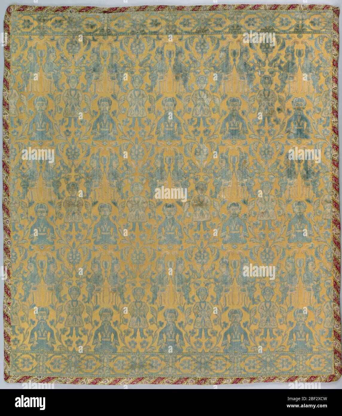 Copertura. Pannello in velluto con bordo su quattro lati e seta a righe con motivi floreali. Il velluto è modellato con file di uomini in piedi, seduti a gambe incrociate, e di fronte seduti su sedie con uccelli, in un giardino. Foto Stock