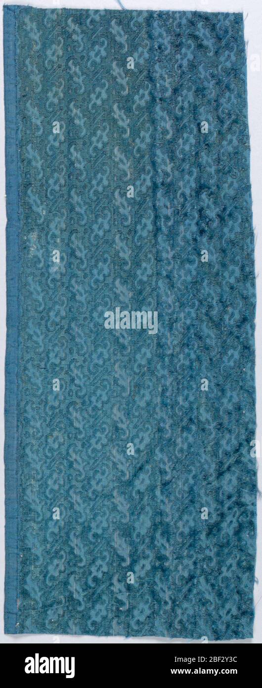 Frammento. Foglie diagonali rivolte in direzioni alternate in blu su blu. Selvage sul lato sinistro. Foto Stock