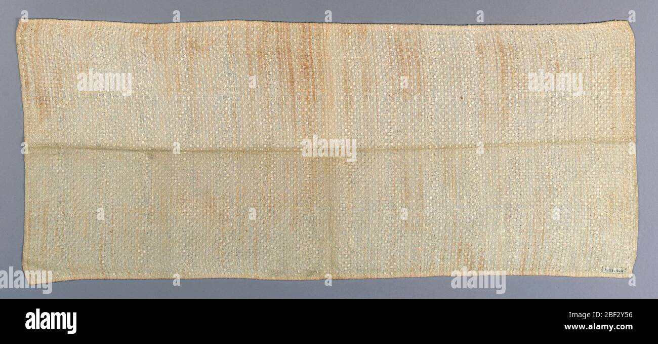 Tessile. Lunghezza di tela non tondabile con piccolo disegno overshot. Due selvedges in tessuto. Orlo a mano stretto parte superiore e inferiore in filo di lino. Foto Stock