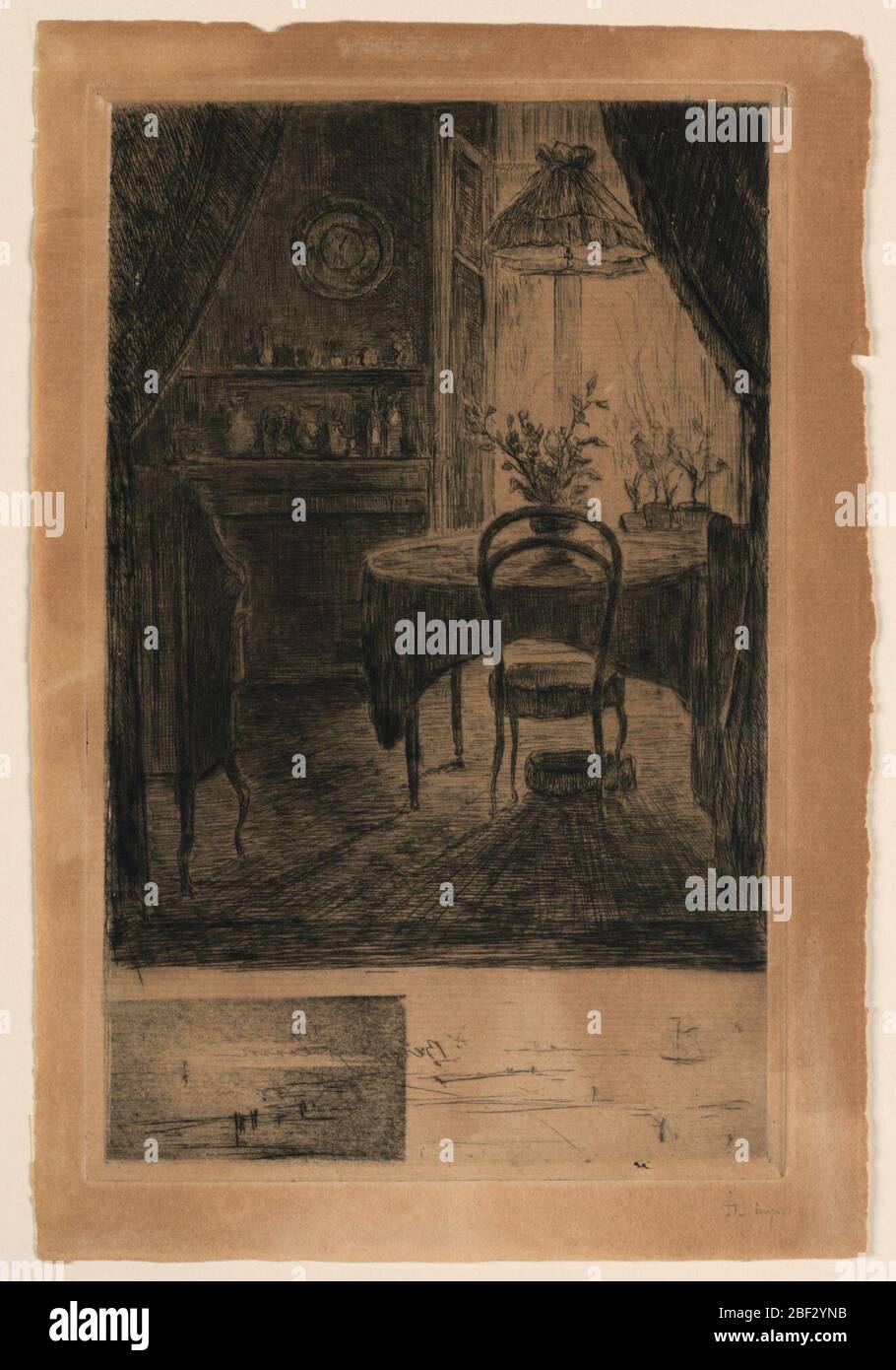 Camera in Artists House. Vista su una sala da pranzo, parzialmente coperta da tendaggi in primo piano. Un tavolo rotondo e una sedia a metà distanza; finestra dietro di esso. Un breakfront e una modalità di commode a sinistra. Prova di rimarchabilità riportata di seguito. Foto Stock