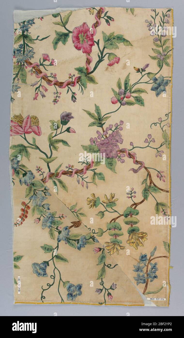 Frammento. Due frammenti di seta bianca dipinta in tempera policroma. Disegno di rami torcenti, avvolti con nastro rosa, da cui fiori e fogliame e bacche primaverili variopinti. Foto Stock