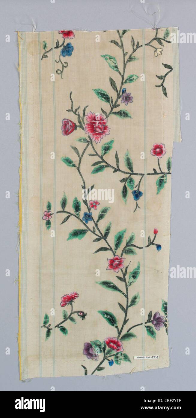 Frammento. Terreno bianco con strisce verticali strette di blu chiaro. Steli di verde scuro a serpentina con foglie di colore verde chiaro, a forma di mandorla e fiori rossi, viola e blu. Foto Stock