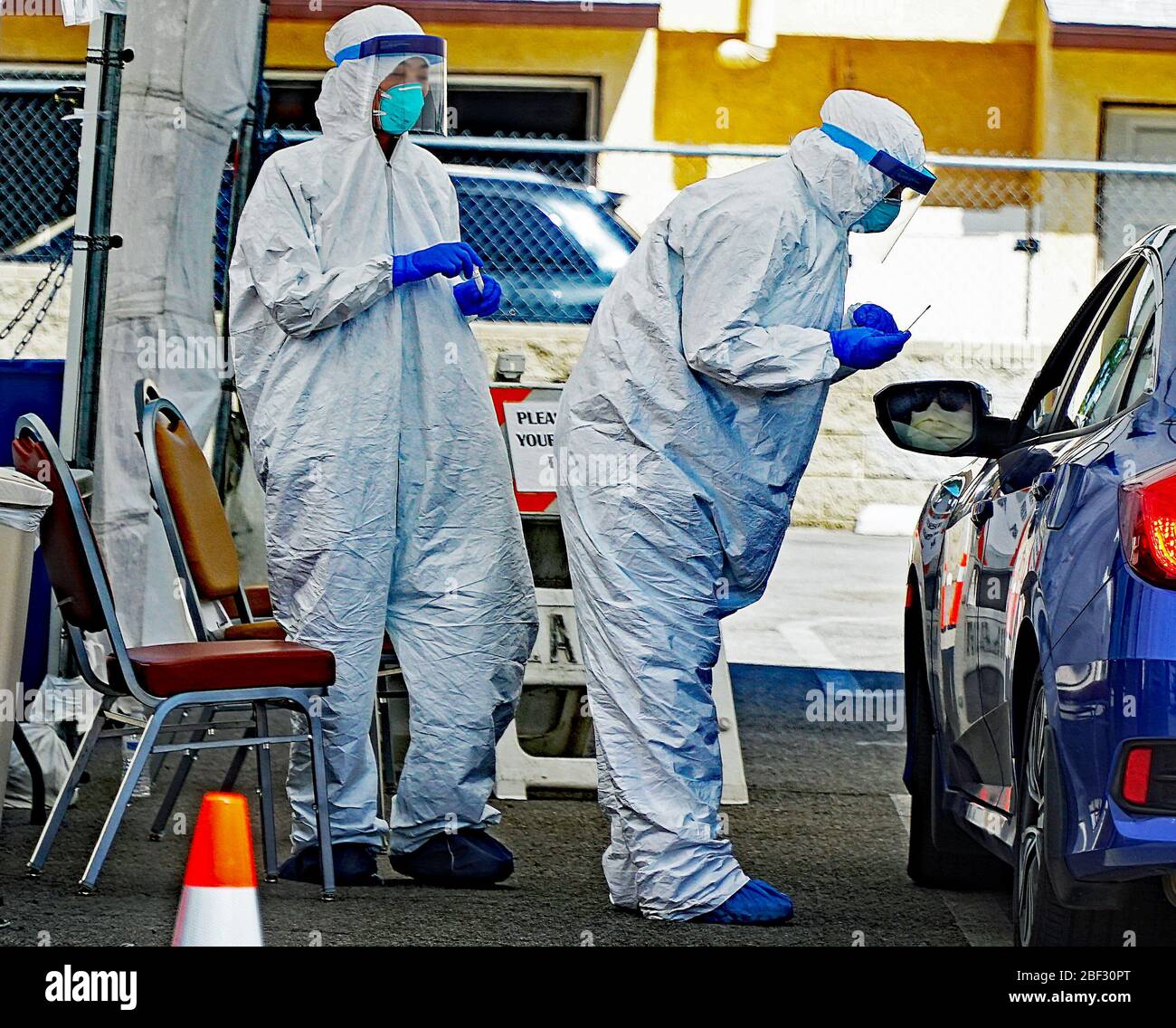 16th aprile 2020, Los Angeles California, Drive in Testing continua a Los Angeles, a causa di Covid -19 Pandemic. Foto Stock