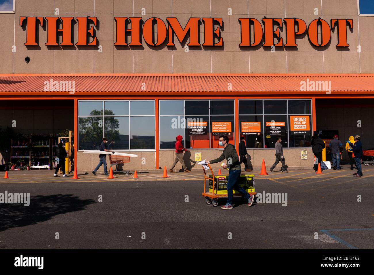 Washington, DC, USA. 16 Apr 2020. I clienti praticano il social Distancing mentre attendono in coda presso un Home Depot a Washington, DC, giovedì 16 aprile 2020. La Casa Bianca ha oggi rilasciato nuove linee guida affinché gli stati riaprano in mezzo alla pandemia di coronavirus, tuttavia non ha messo a punto una tempistica specifica per allentare le restrizioni di distanza sociale. Credit: Ken Cedeno/ZUMA Wire/Alamy Live News Foto Stock