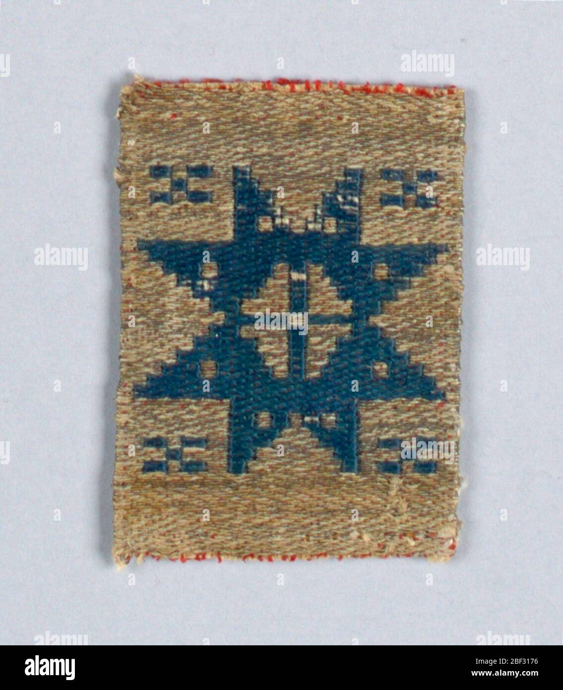 Frammento di banda. Stella blu su sfondo metallico. Due selvedges presenti. Foto Stock