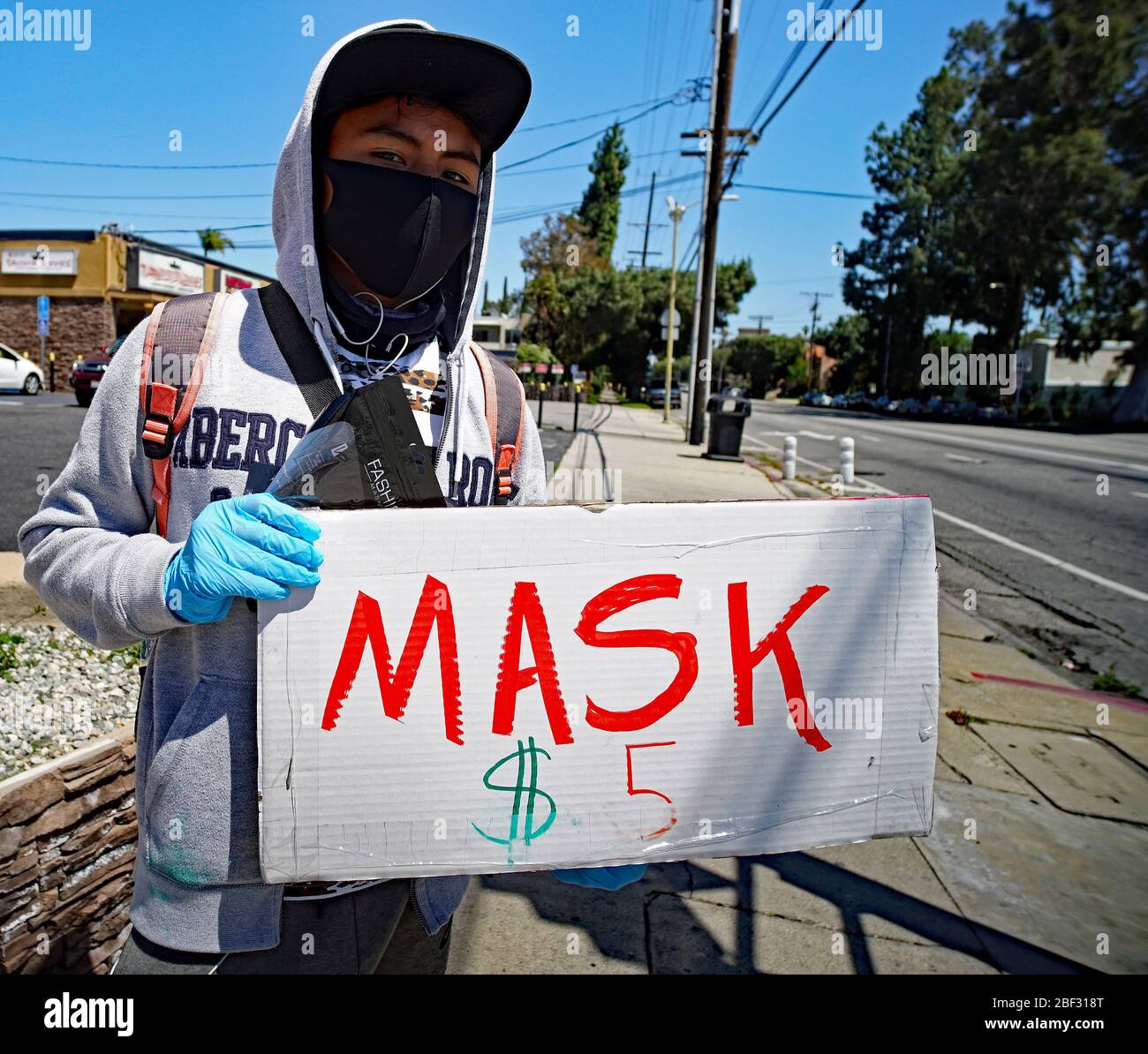 16th aprile 2020, Los Angeles California, individuale che vende maschere di sicurezza a San Fernando Valley a causa del covid-19 Pandemic. Foto Stock