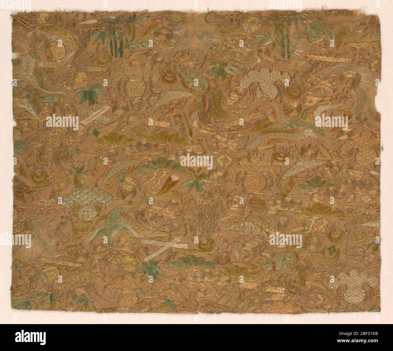 Frammento. Probabilmente un pezzo di un accappatoio non. Fine chiudere tutto-sopra disegno di fogliame (bambù, pesca, pino, ecc.) e vari emblemi (canna, tartaruga, perla fiammeggiante, mantello di paglia, cappello, ecc.) strettamente impostato su tabacco marrone terra (ottagonalmente arancione). Foto Stock