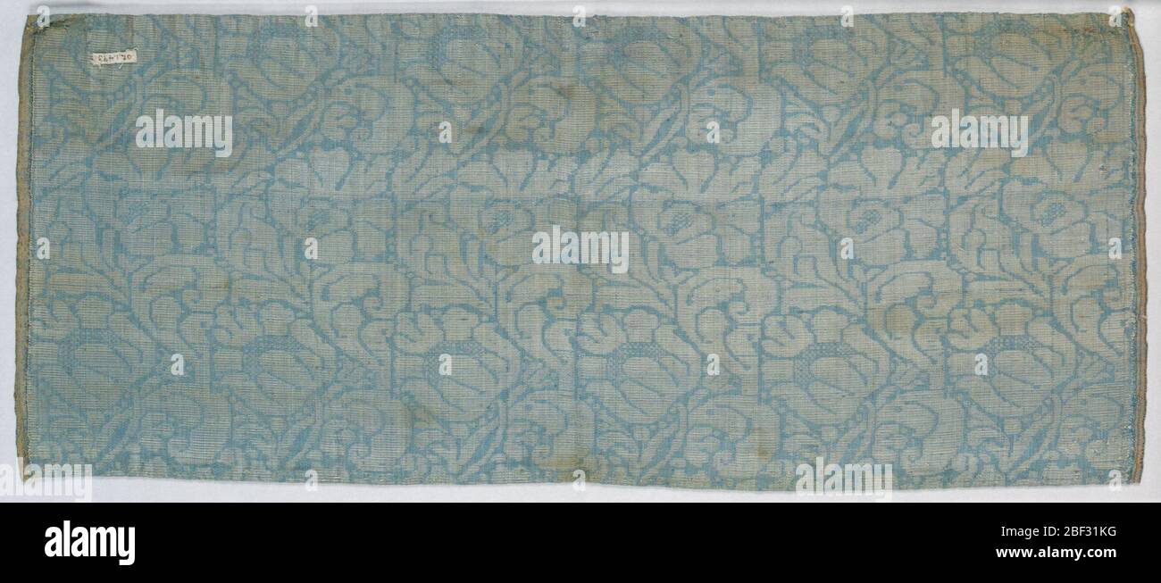 Frammento. Selvage a larghezza di selvage con disegno di fiori che si affacciano in direzioni alternate in blu e argento. Foto Stock