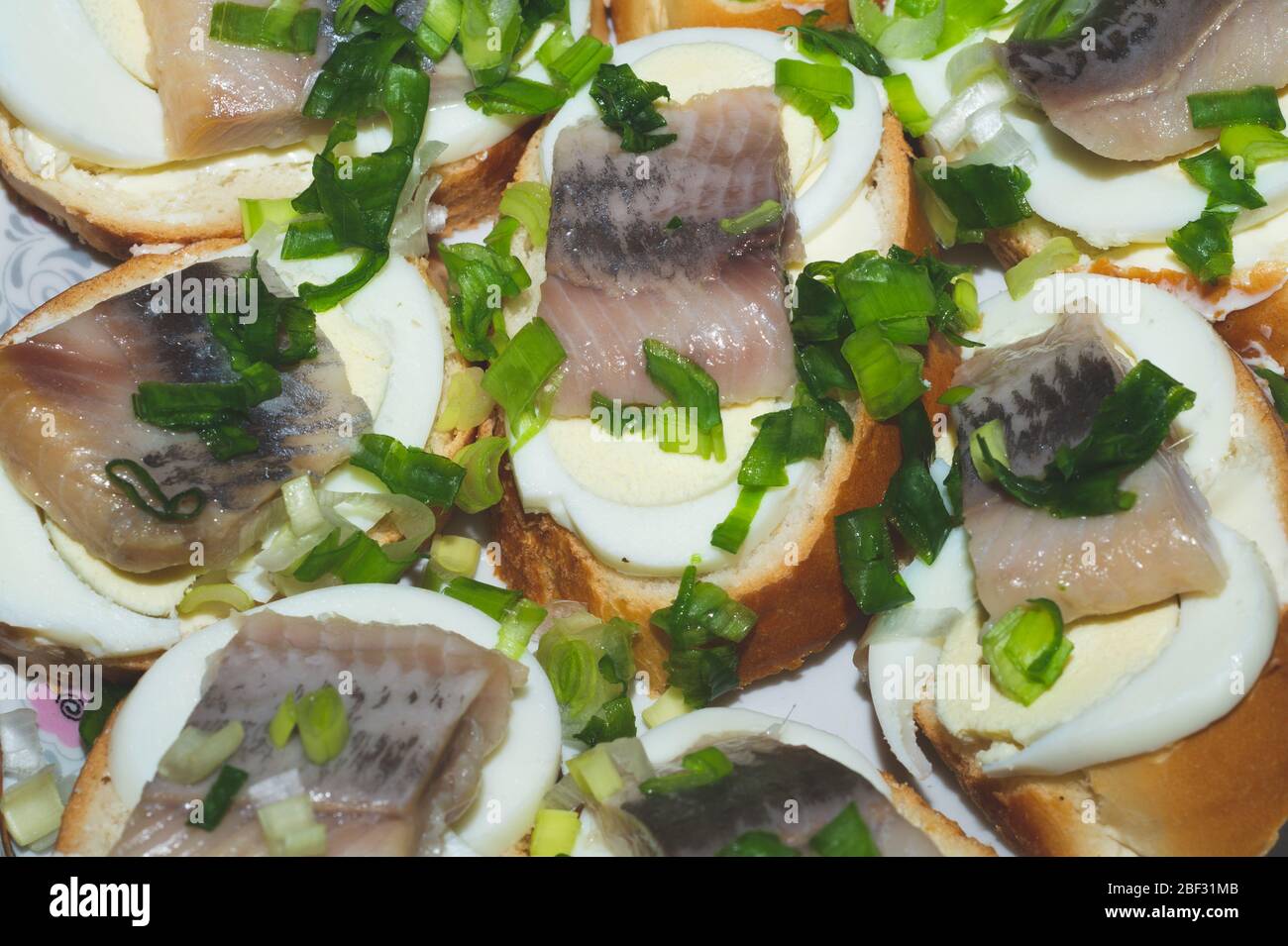 Panini con filetto di aringa. Cibo tradizionale. Antipasto con pesce Foto Stock