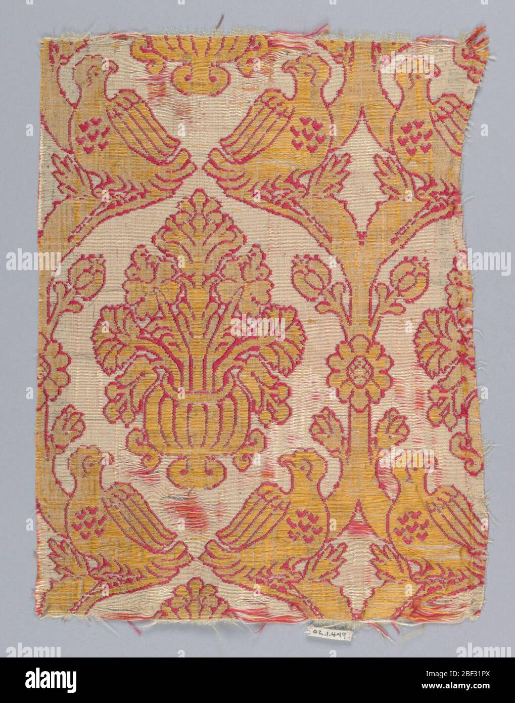 Frammento. Alberi con uccelli di confronto che formano losanghe contenenti forme vaso in oro, bianco e rosso. Foto Stock